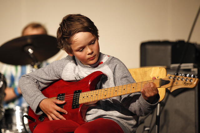 Sebastian har gitar som instrument, og framførte "Get back" sammen med Gustav på trommer.