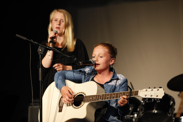 Ester og Astrid framførte to sanger i lag, "Disguise" og "Our Kidrauhl".