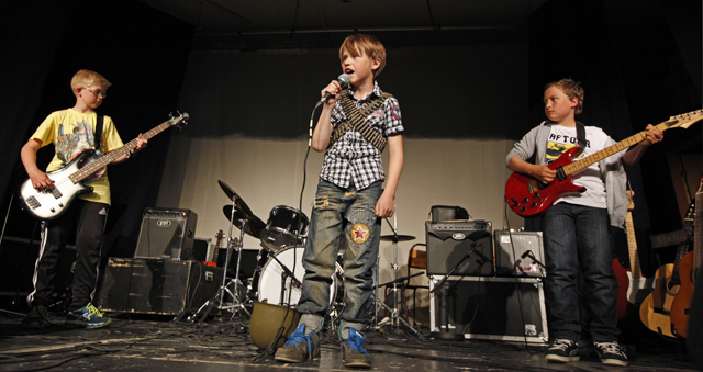 Christian tro til med "Knockin' on heaven's door" og "Fortunate son", sammen med Simon, Asmund og Tommy.