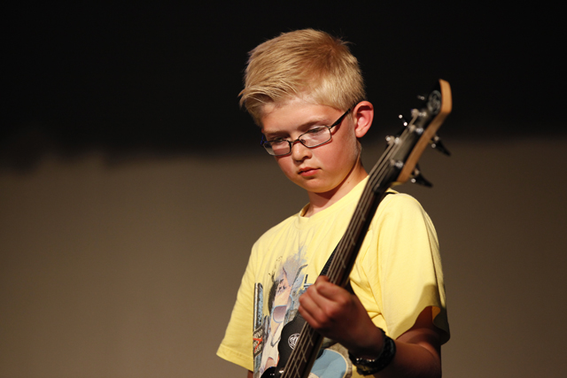 Simon trakterte gitaren i "Idas sommervise".