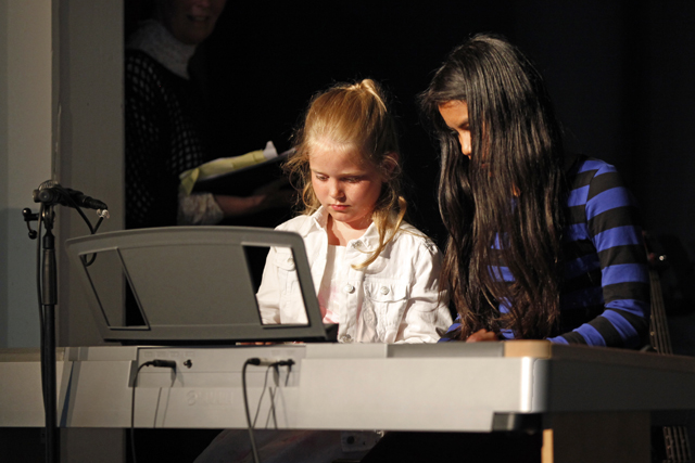 Vida og Para spilte firhendig på piano "Grumle Gumpen".