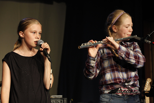 Ann-Bjørg har sang på kulturskolen, og hun sang både "Jeg og du og vi to" og "Jenter som kommer, jenter som går" - her sammen med Karen Anna på fløyte.