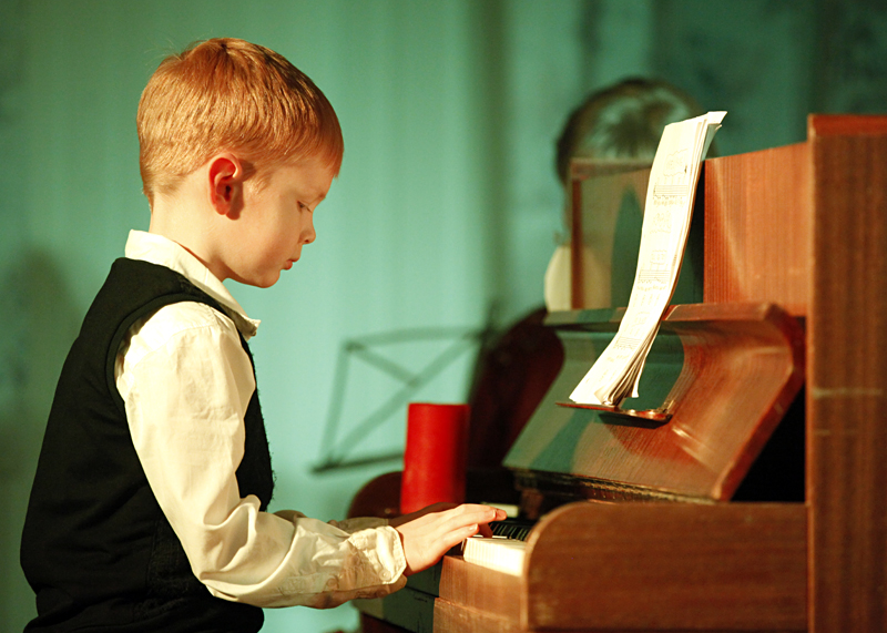 Magnus (8) er yngste elev i kulturskolen, og spiller piano. Magnus (8) er yngste elev i kulturskolen, og spiller piano.