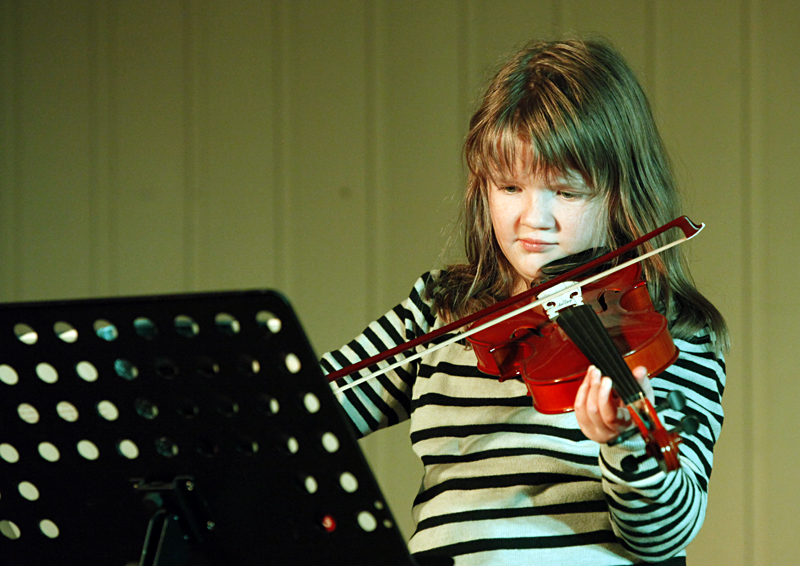 Helga spiller fiolin i kulturskolen.