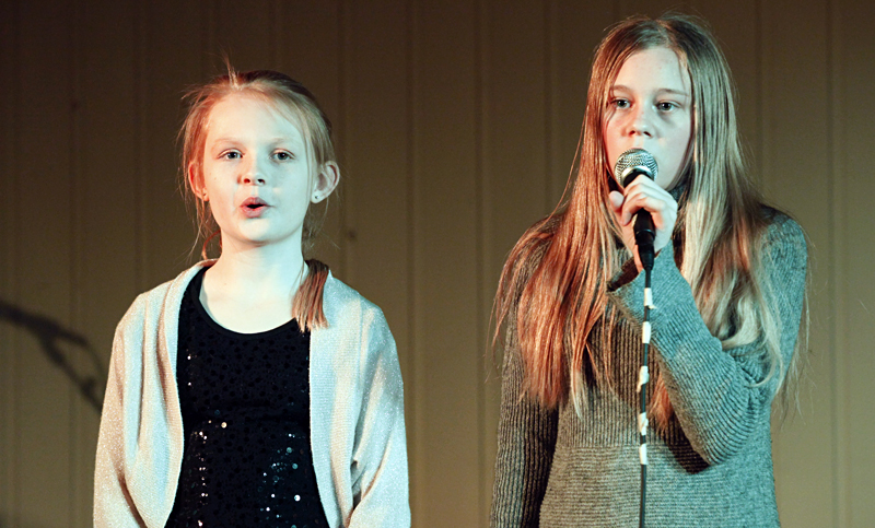 Hanne Marie og Ann-Bjørg opptrådte med sang.