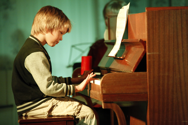 Alf Jarle trakterer piano.