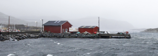 Naustet til høyre i bildet ble tatt av stormen og slengt i moloen til venstre. Bildet ble tatt lørdag, da stormen var i anmarsj.