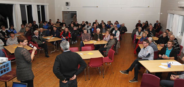 Bygdafolket møtte opp for å bli informert og bidra med ideer da Flatanger kommune og Nesset Sjømat inviterte til folkemøte. Segtnan og Knut Baglo i Proneo ledet prosessen.