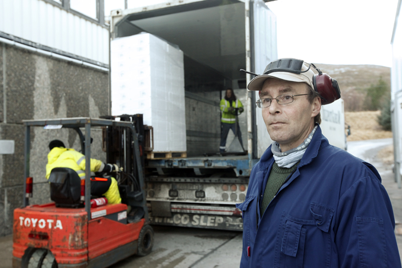 Tillitsvalgt Arne Olsen synes det er trasig å se den siste trailer bli lastet opp med oppdrettstorsk fra Nesset.