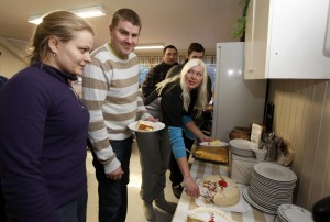 Ligita Sinkevice, Steinar Olsen og Maria Strand Skjervø forsyner seg av kake på den siste slaktedagen.