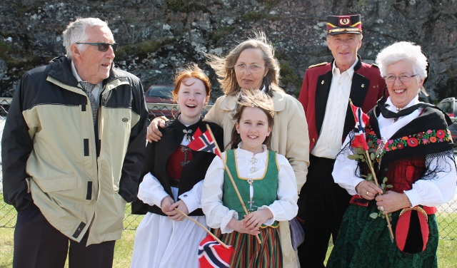 LAUVSNES: Ida og Nora fikk feiret 17. mai med alle fire besteforeldre for aller første gang! Fra venstre: Einar og Bjørg Kjendlie, Arnt  og Tonny Strand. (Foto: Turid Kjendlie)