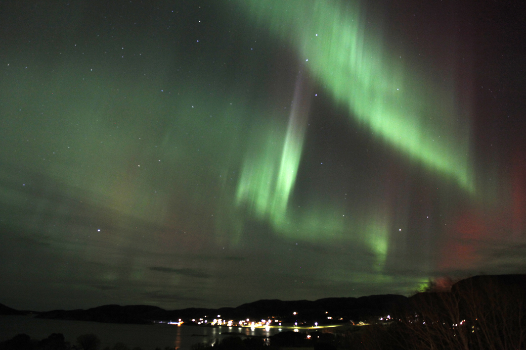 NORDLYS: Du trenger ikke dra til Tromsø for å finne nordlys. Det er også i Flatanger - rett som det er, som her over Vik i slutten av februar.