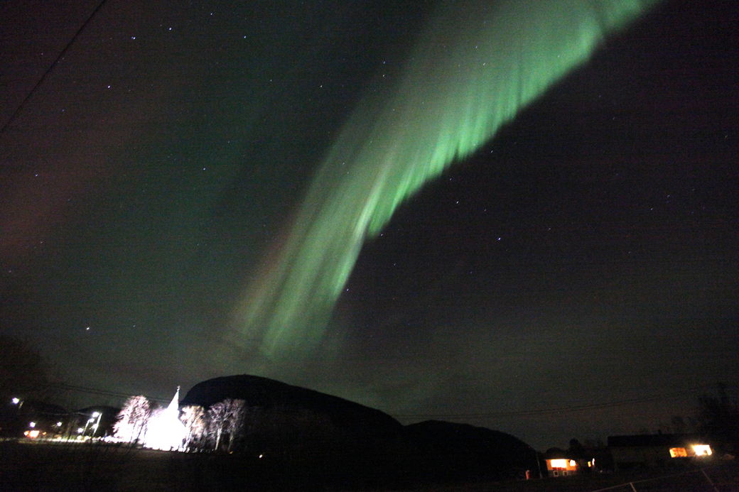 Nordlyset er en opplevelse, her over Vik kirke.