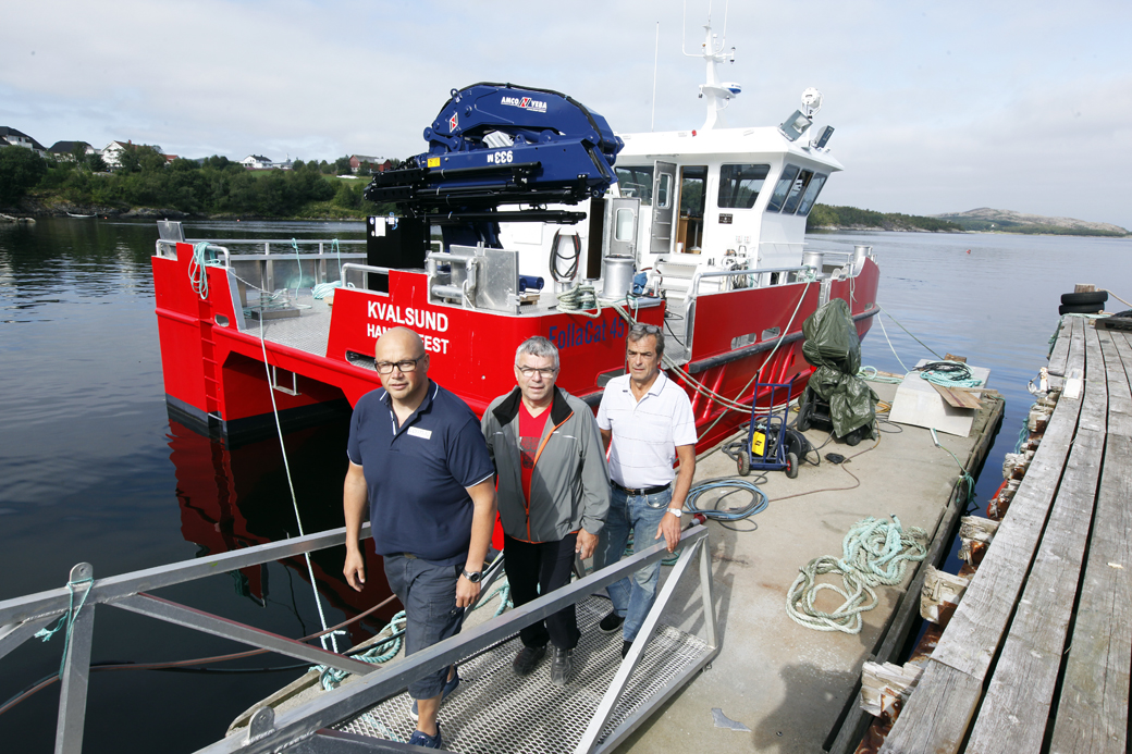 Stig Omar Hansen og Hans Arne Sørnes i Cermaq inspiserte nybåten som leveres av Folla Maritime og daglig leder Tom Birger Skotnes.
