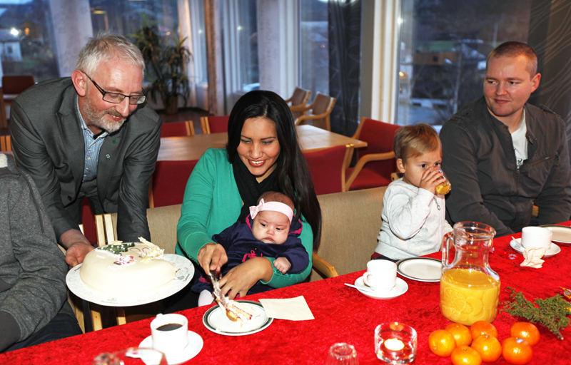 Ordfører Olav Jørgen Bjørkås spanderte bløtkake på de nybakte foreldrene Evy og Kent Lein, med barna Madeleine Letizia og Kent Gabriel.