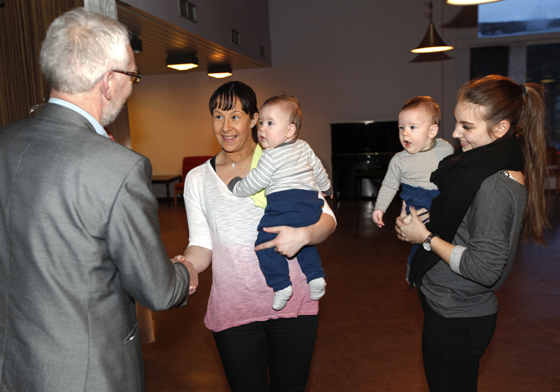 Stine Olsen og de andre foreldrene fikk overrakt blomster av ordfører Olav Jørgen Bjørkås. Randi Olsen var medhjelper for å passe på sine fettere Sander og Viktor.