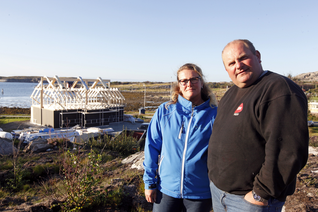NYTT HUS TIL JUL: Birgit Fossvik og Åge Hasvåg mistet huset i storbrannen, men til jul kan de igjen nyte utsikten fra kjøkkenvinduet i nytt hus på Hasvåg.  - Vi får samme utsikt som før, sier Birgit fornøyd. 