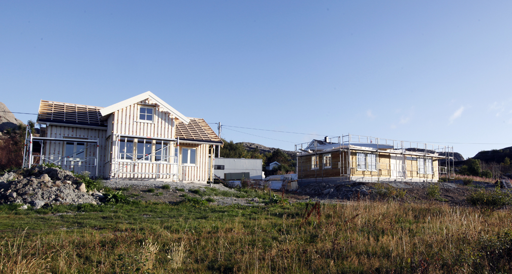 Også på nabotomtene til Åge og Birgit på Hasvåg, reiser det seg nye bygg der brannen herjet. Snart er tomrommene i husrekka fylt.