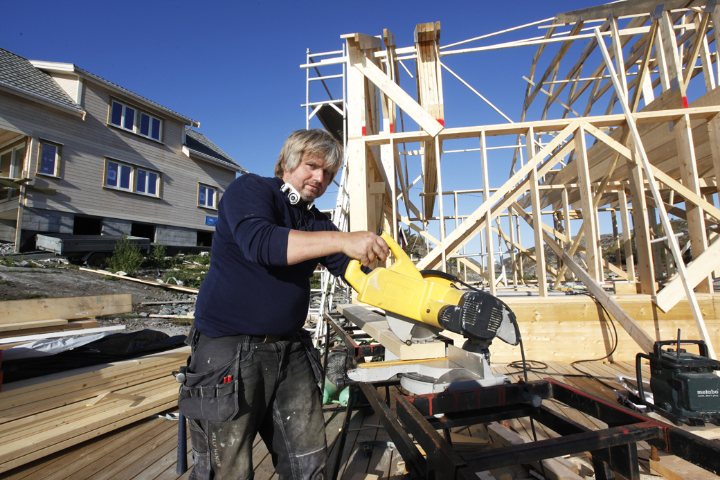 I Småværet er Knut Fornes i gang med å bygge opp igjen ei brygge, og fritidshuset til familien Kristiansen/Aakvik er også gjenreist.