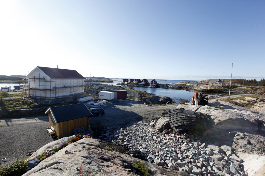 Det sprenges, støpes og bygges i Småværet. - Her skal det skinne, sa dronning Sonja - og hun får antakelig helt rett.