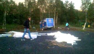 Rester av telt og andre ting lå strødd utover området etter de kraftige vindkastene lørdag. (Foto: Espen Lindseth Havstein)