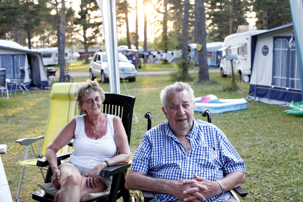 40-ÅRSJUBILEUM: Laila og Einar Rasmussen har i 40 år feriert ved Orsa Camping, som har blitt samlingssted for hele familien. - Orsa er en perle, sier Einar, som ikke kan tenke seg noe bedre sted å feriere.