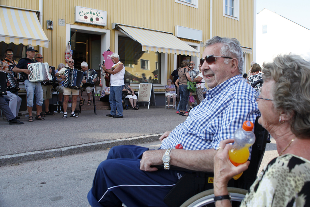 Hver onsdag er det Orsayran, med musikk og marked i gatene. Einar og Laila hører gjerne på gammeldansorkesteret. - Vi har danset mye til disse, sier Einar.