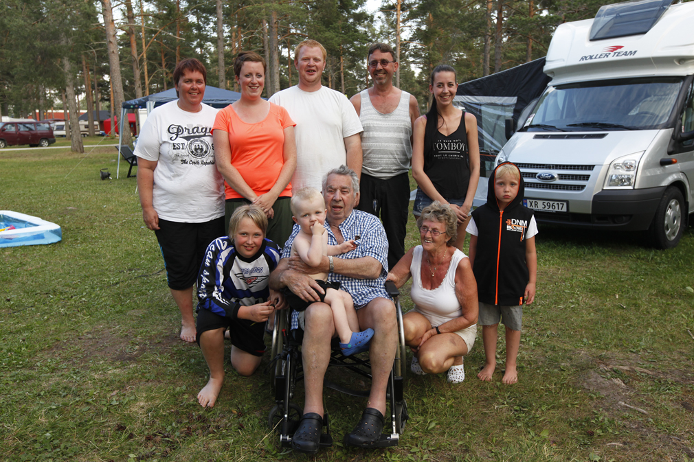 Orsa Camping er blitt samlingssted for familien, og nye generasjoner kommer til. Oldebarnet Julian (snart 2) sitter på Einar sitt fang. Ved siden av står Joakim Berg, Laila og Espen Berg. Bak fra venstre: Anne Berg, Maiken Rasmussen, Jørgen Stein, Remi Rasmussen og Maja Rasmussen.