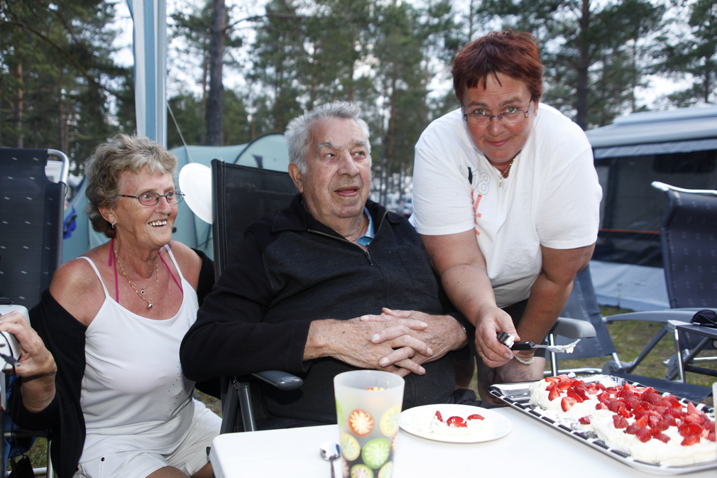 40-årsjubileet i Orsa feiret Laila, Einar og resten av familien og venner med kake, som Anne hadde bakt.