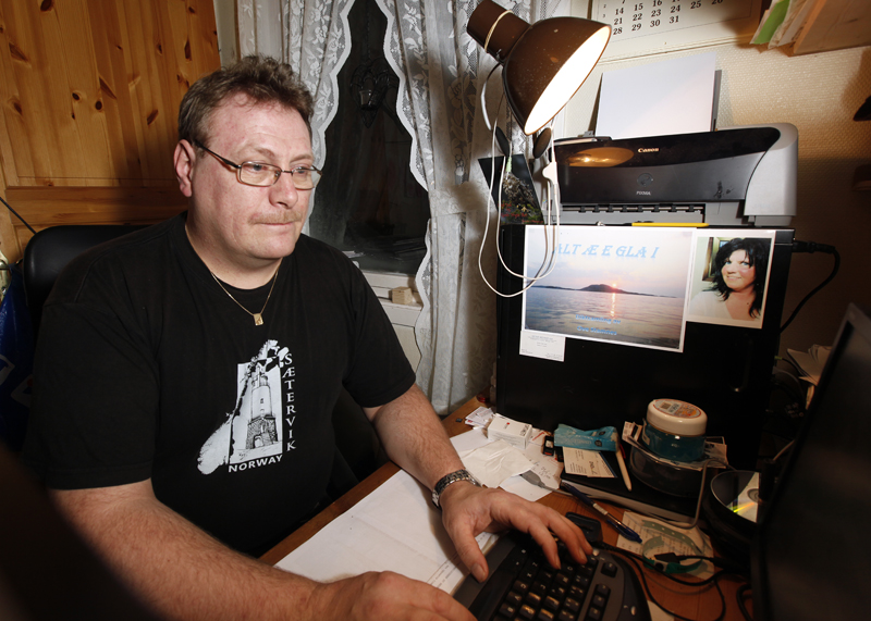 Foran PC-skjermen i skrivestua er de fleste av diktene blitt til, ofte etter at han har notert stikkord på telefonen i løpet av natta...