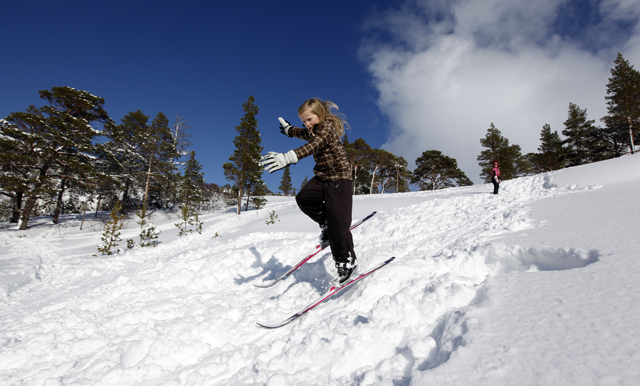 Thea har fått taket på skihopping!