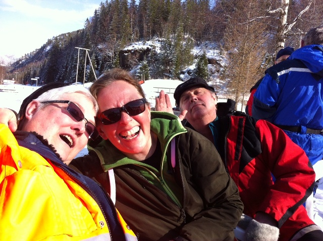 Påskemoro Liv Karin, Brit Charlotte og Kjell koste seg i sola på Jøssund.