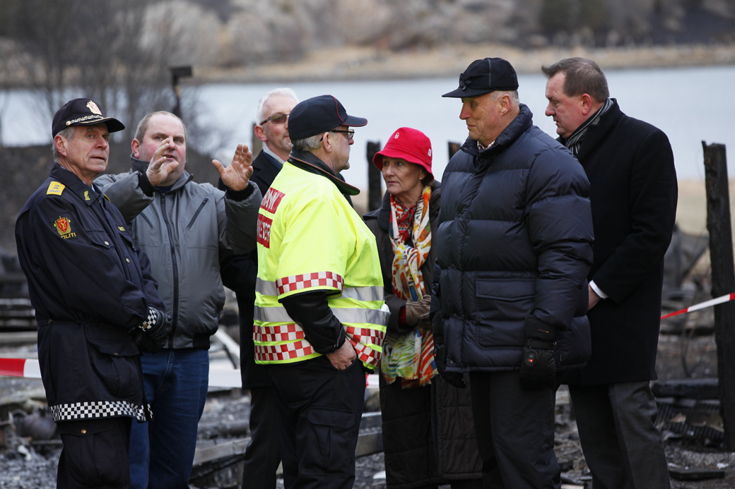 Politimester Trond Prytz (til venstre) fulgte kongeparet under besøket på Sørnesset.