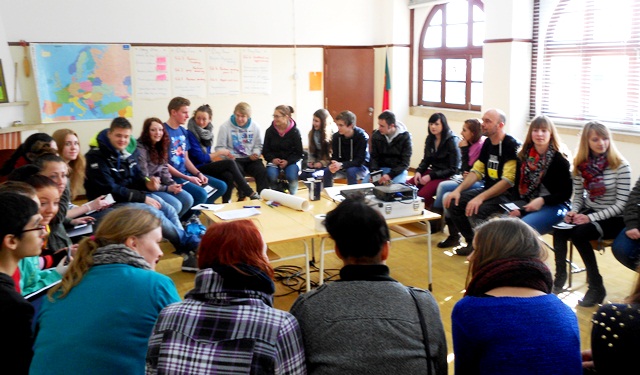 Ungdomsgruppa i arbeid på den nedlagte skolen.