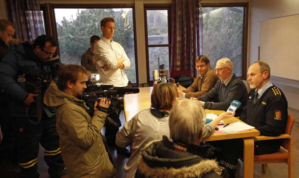 Pressefolk fra hele landet møtte opp på pressekonferansen tirsdag, med rådmann Rune Strøm, ordfører Olav Jørgen Bjørkås og lensmann Nils Roger Duna.
