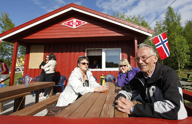 Leirvika Cup er blitt et trivelig arrangement, der folk koser seg hele dagen med fotball, mat og kaffe. Svein Bjørsvik var fornøyd med både arrangementet og været.