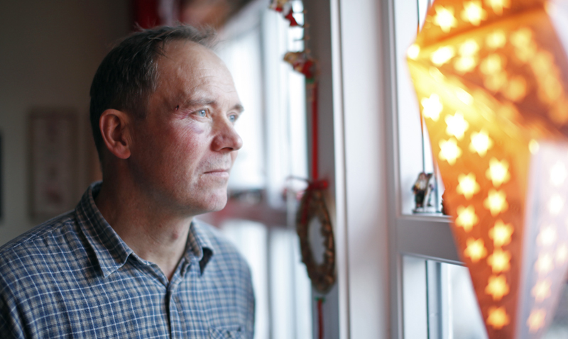 Raymond ser utover sjøen fra huset på Lauvsnes. Han flyttet til Flatanger da han var 20 år og begynte på fiskebåt, senere ble det Bjørøya fiskeoppdrett.