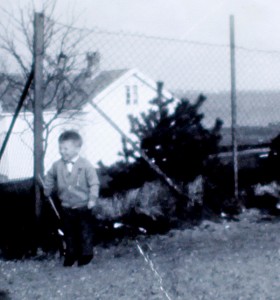 Raymond feirer 17. mai ved skolen på Frøya. Her er han neppe mer enn 3-4 år gammel. (Foto: Privat)