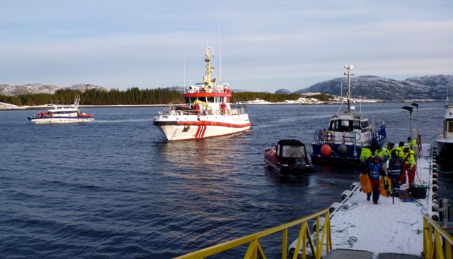 Bjørøystøa var samlingsplass under øvelsen, hvor både redningsskøyta "Harald V", Statens naturoppsyns båt og andre båter deltok.