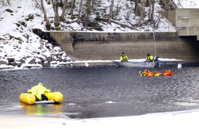 Turbinen ble stengt slik at mannskapene kunne øve redning på isen og i råka ved demningen på Lauvsnesvatnet.