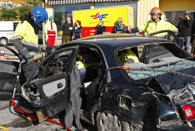 Med hydraulisk saks ble vindusstolpene klippet av. Med vinsj i den ene enden og kjetting festet i en traktor i den andre, ble bilen "åpnet" slik at passasjerene kunne frigjøres.