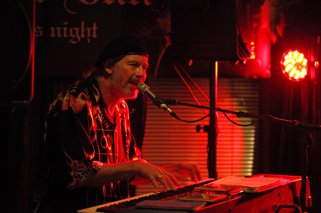 Reidar Larsen tok oss med til indre Oklahoma og andre sørstater for å finne fram gamle blues- og boogie woogie-låter, mange av dem forløperne til rock'n roll som kom seinere.