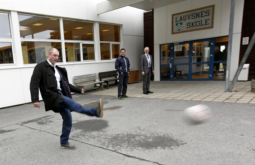 Utenfor skolen klarte den fotballspillende statsråden ikke å la sjansen gå fra seg da noen gutter spilte fotball. Ordfører Olav Jørgen Bjørkås og nestleder Lars Haagensen i Flatanger Frp måtte vente mens han gjorde noen triks, og sendte ballen tilbake til guttene.