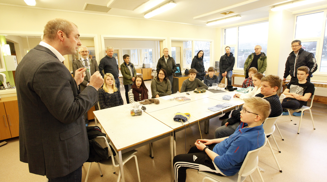 SPØRRETIME: Statsråd Robert Eriksson måtte svare i en muntlig spørretime, da han møtte 8.klassen ved Lauvsnes skole. Med ytringsfrihet som tema, passet det godt å få stille spørsmål til Eriksson. Fra venstre: Tina Anita Sæther Hårstadstrand, Matilde Hanssen, Turid Kjendlie, Robin Søraa, Amalie Stamnes Hågensen, Benjamin Havstein Sæther, Ludvik Elnan Jacobsen, Rakel Sofie Estensen, Tommy Hasvåg og Simon Stamnes Hågensen.