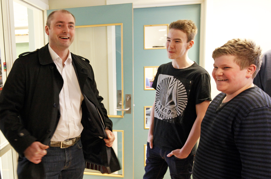 På skolen fikk statsråd Robert Eriksson møte Ludvik Elnan Jacobsen og Tommy Hasvåg, som begge måtte evakuere under brannen på Hasvåg.