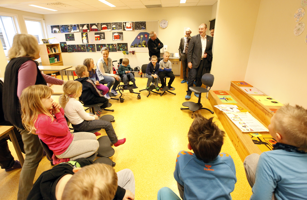 Robert Eriksson besøkte også småtrinnet, der replikkene og latteren satt løst.