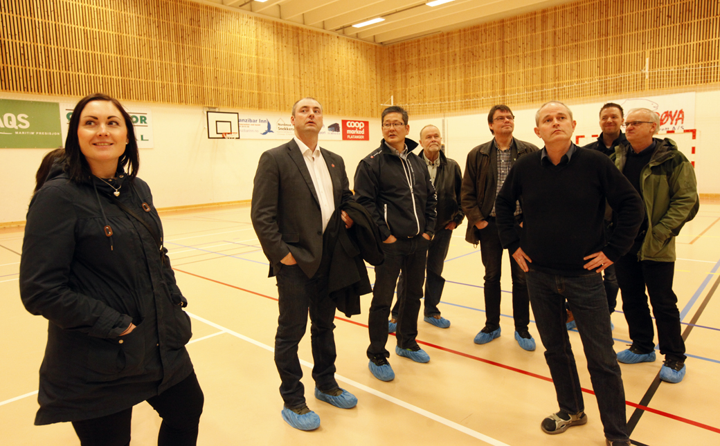 Robert Eriksson med følge fikk se Flatangerhallen, og ble vist rundt av rektor Sveinung Aagård.