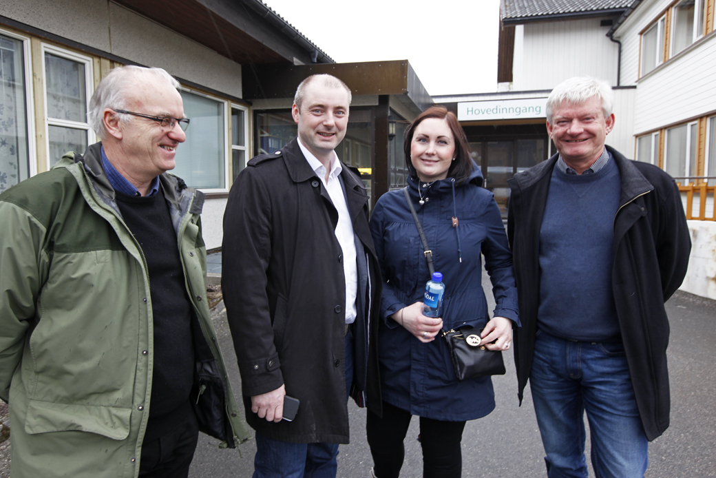 Varaordfører Knut Staven (H), arbeids- og sosialminister Robert Eriksson (Frp), fylkestingsrepresentant Marika Aakervik Pedersen (Frp) og leder Leif Arne Hafstad i Flatanger Frp besøkte både pleie- og omsorgstunet, skolen og barnehagen, før turen gikk til Sørnesset.