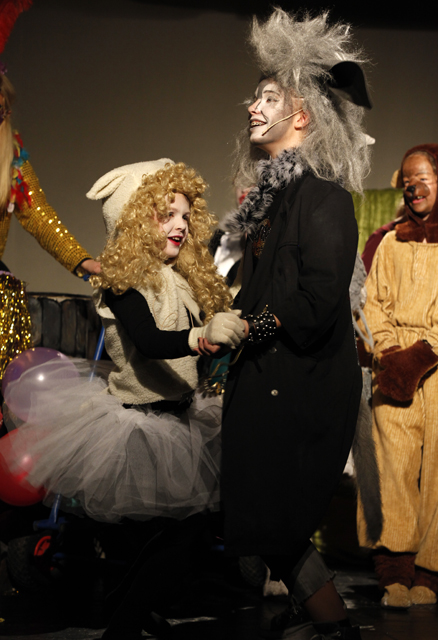 Lammet, Hanne Marie, lærer eselet, Henny Regine, å danse.