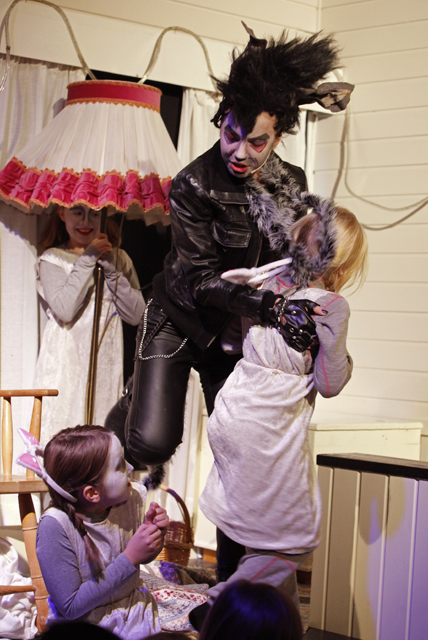 Rockeulven kom seg til slutt inn til killingene, og fanget dem, en etter en.